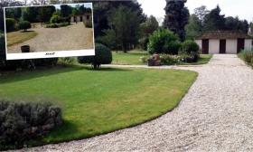 Bordure métal et allée gravillonnée