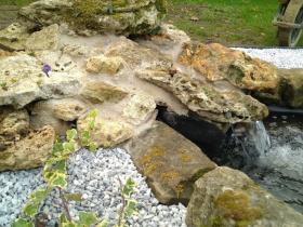 Bassin et cascade an pierre de meulière 5