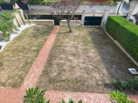 Allée en briques et massif minéral