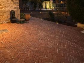 Allée en briques et luminaires 1