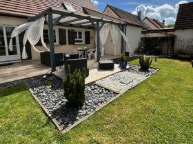 Abords terrasse: ardoises et galets blancs